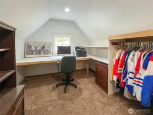 Additional room in the Bonus Wing - perfect for an office, hobby or craft room or just more strorage.