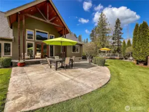 This thoughtfully planned backyard is an entertainer's delight