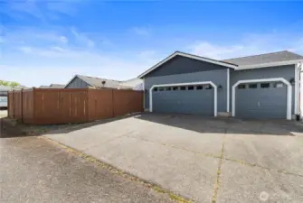 Oversized 3 Car Garage w/Alley Access