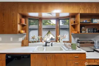 Large kitchen, plenty of cabinet space