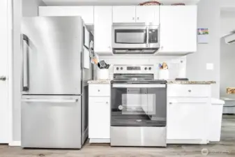 Stainless steel appliances & full height tile backsplash really pair well with the cabinets. Can you imagine cooking the holiday dinner in here? What a treat!