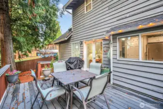 Composite decking for low maintenance