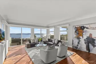 Light pours in from every direction, all day long.