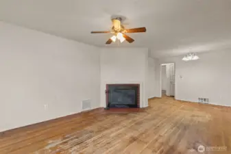 LARGE LIVING ROOM WITH FIREPLACE
