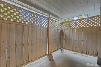 ENCLOSED PORCH/PATIO WITH PRIVACY SCREEN