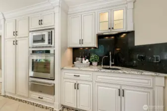 Kitchen bar sink, Dacor 2nd over and warming oven, microwave, pantry. Granite counter and Backsplash