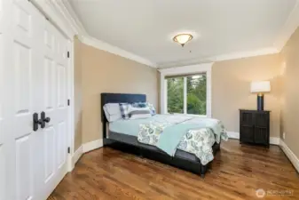 Bedroom 2 - Queen-size bed
