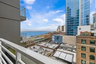 Balcony to watch all of the Seattle waterfront. action.