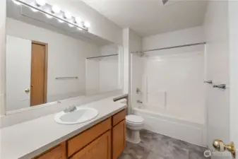 Upstairs Full Bathroom