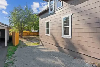 Off street parking, accees to backyard