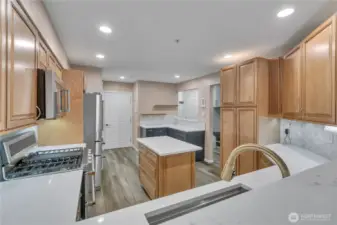 Light and bright quartz counter tops.