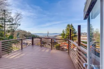 Extra-large deck with stunning Puget Sound and Mountain views!