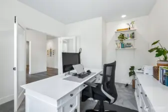 Office space that can easily be turned into a 4th bedroom
