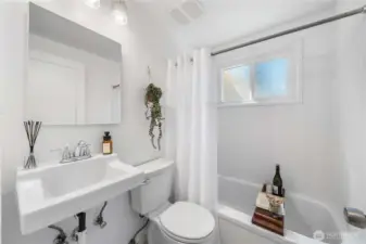 Stylish full bath with contemporary touches