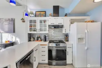 Gas Stovetop, custom exhaust fan & glass backsplash