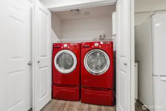 Gorgeous washer & dryer with drawers stay