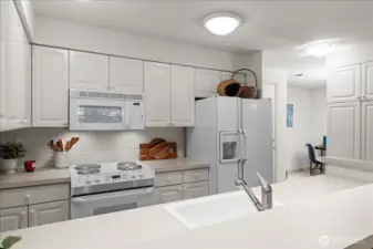 Loads of kitchen cabinet/storage
