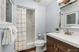 Primary ensuite 3/4bathroom.