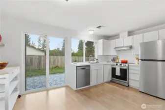 Another photo to highlight this spacious kitchen!