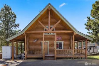 This well-appointed log home located in sunny Sunlight Waters offers 300 sunny days a year on the average