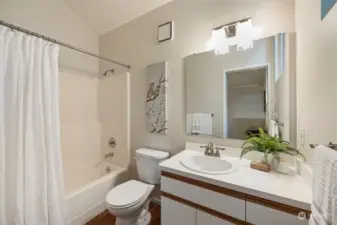 Upper Full Bathroom with Tub/Shower
