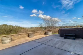 Back patio w/hot tub