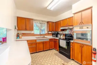 The wall oven on the right has long since stopped working, but the kitchen remains fully functional with a standard oven ready for everyday use. It’s a reminder that while the home has its original touches, there’s plenty of opportunity here for updates if / when you are ready!