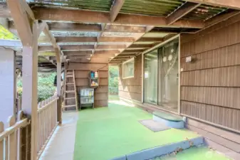 This side entrance sits right next to the driveway, making it an easy choice for everyday use. Groceries and bags come straight inside without any hassle, leading directly into the kitchen for maximum convenience!