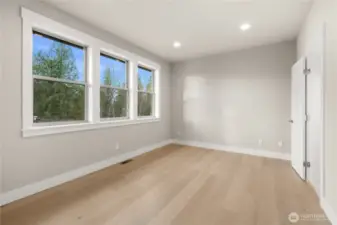 office with closet/5th bedroom