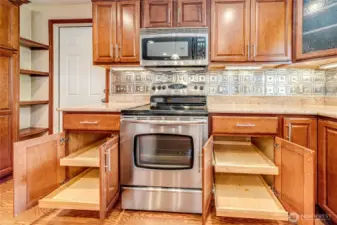 Convenient pull out drawers.