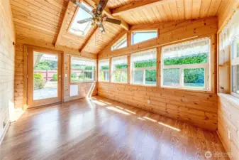 Cheery sunroom off of your kitchen.