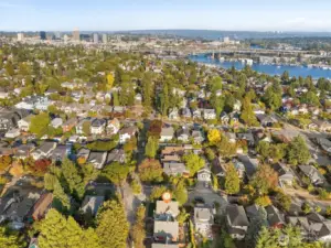 Aerial photo looking east. You can see Lake Union and the University District. Impressive 87 walk score and 89 bike score! Placing you only minutes away from the UW, Amazon, downtown and 520.