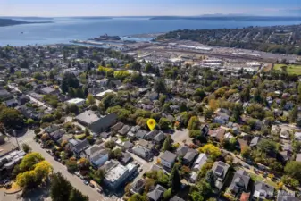 That's Elliott Bay and Puget Sound in the upper part of the photo- so close to everything!  An easy stroll to the "Crown of Queen Anne" view points.