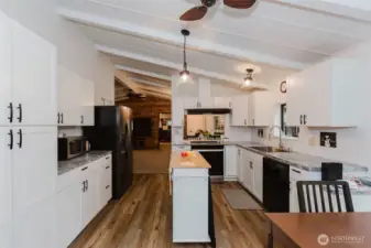 All kitchen appliances stay