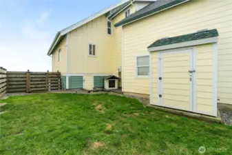 Fully fenced in area to side of home perfect for pets