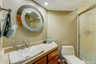 Main bath near guest room