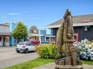 Near downtown Long Beach with shopping & restaurants.