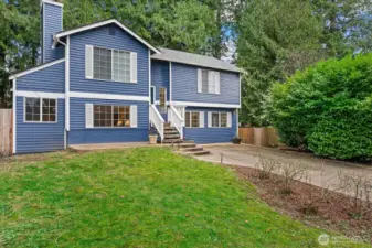 This beautiful home sits on a lovely cul-de-sac just minutes from everything you love about Kirkland and Juanita.