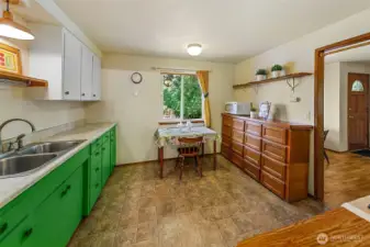 Eat-in kitchen space