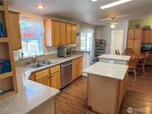Love this huge kitchen!