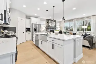 Photos of a 2703 Model Home at another community. Details will vary