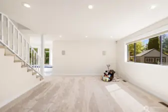 Spacious family room off from kitchen