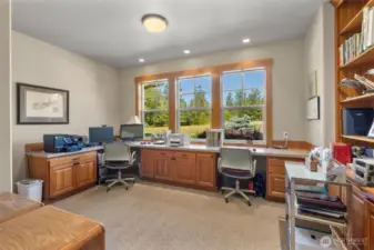 Office/Den that has built-in shelving. Perfect for working from home!