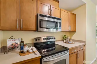 Lots of cabinets!