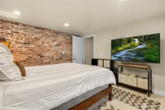 Private space for a MIL or many uses for this great space.