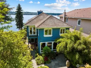 A+ location is a short stroll to 600 acres of protected forests and trails, just 10 minutes from historic Inglewood Golf Club and vibrant Juanita Village & 15 minutes to eclectic downtown Kirkland.
