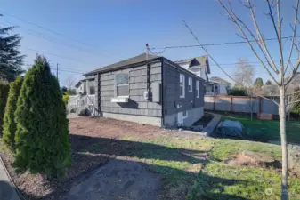 Unfinished basement, perfect for extra storage or converting to addtional living space.