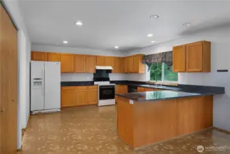Spacious kitchen w/ eating bar
