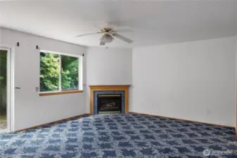 Family room w/gas fireplace