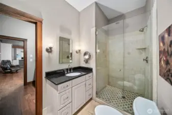 Primary Guest Suite / Bathroom